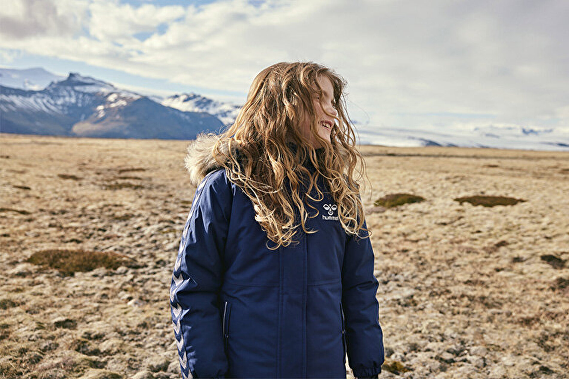 Tek Montla Birden Fazla Stil: Genç Kız Mont Kullanımı