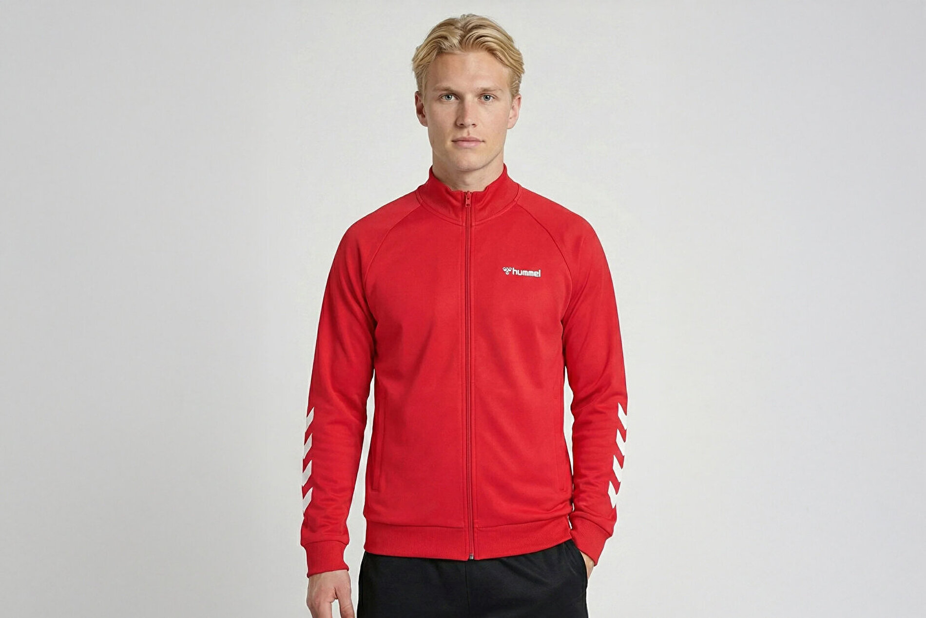 Track Jacket Geri Döndü 90'lar Ruhunu Yansıtan Dik Yaka Fermuarlı Eşofman Üstlerini Nasıl Kombinlersiniz?