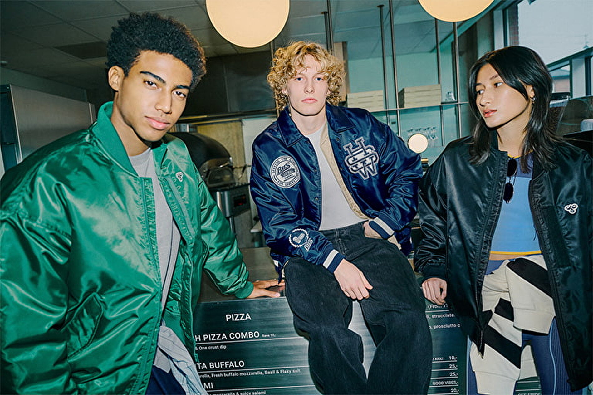 Sokak Modası: Genç Erkekler İçin 5 Yağmurluk Trendi