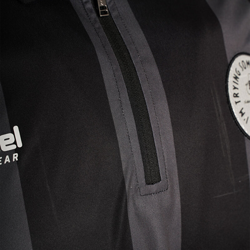 SNOOPY PEANUTS™ FUTBOL KISA KOLLU TİŞÖRT Siyah Erkek Tişört